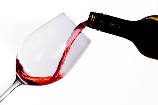 Heerlijke rode wijn drinken in Weert